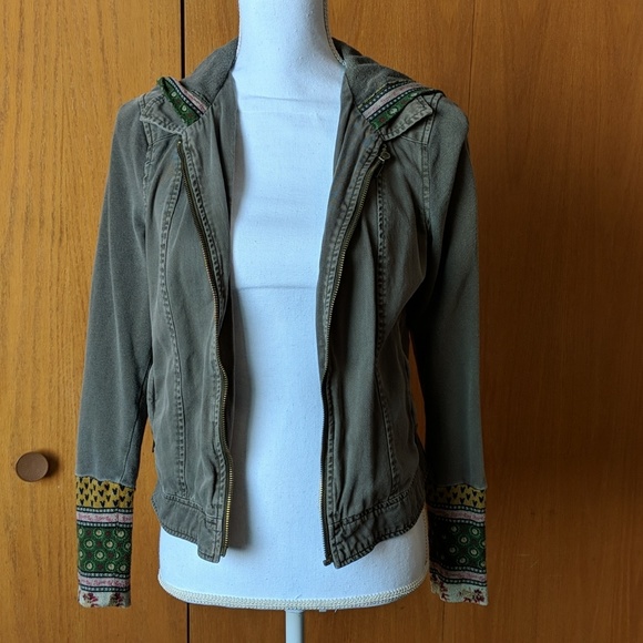 Jackets & Blazers - Adorable hooded jacket from the Buckle